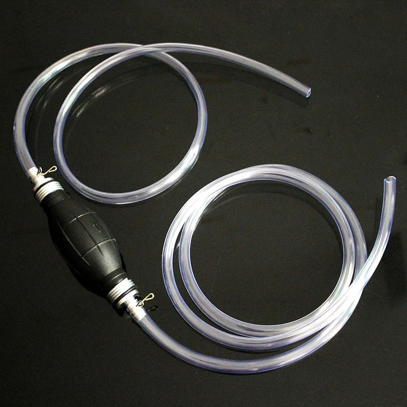 Pompa manuale per il trasferimento di liquidi con tubi di aspirazione e mandata