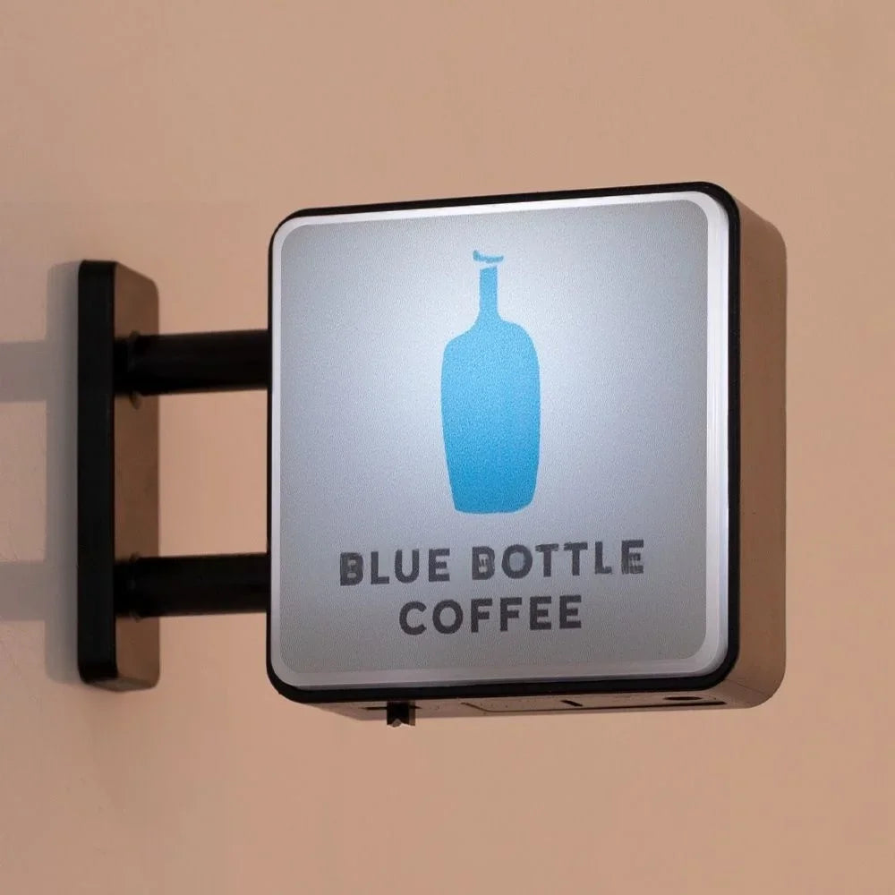 Svetovo klasické kávové značky svetelné nápisy na chladničke kávovar dekor Lavassa káva Illy káva Peet's Coffee