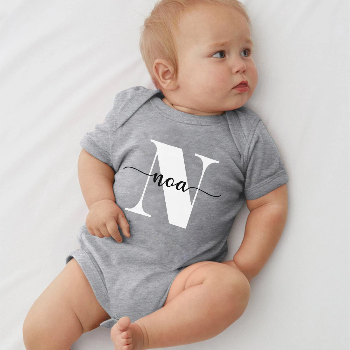 Personalisierte Initial-Baby-Bodysuit – Namensoptionen