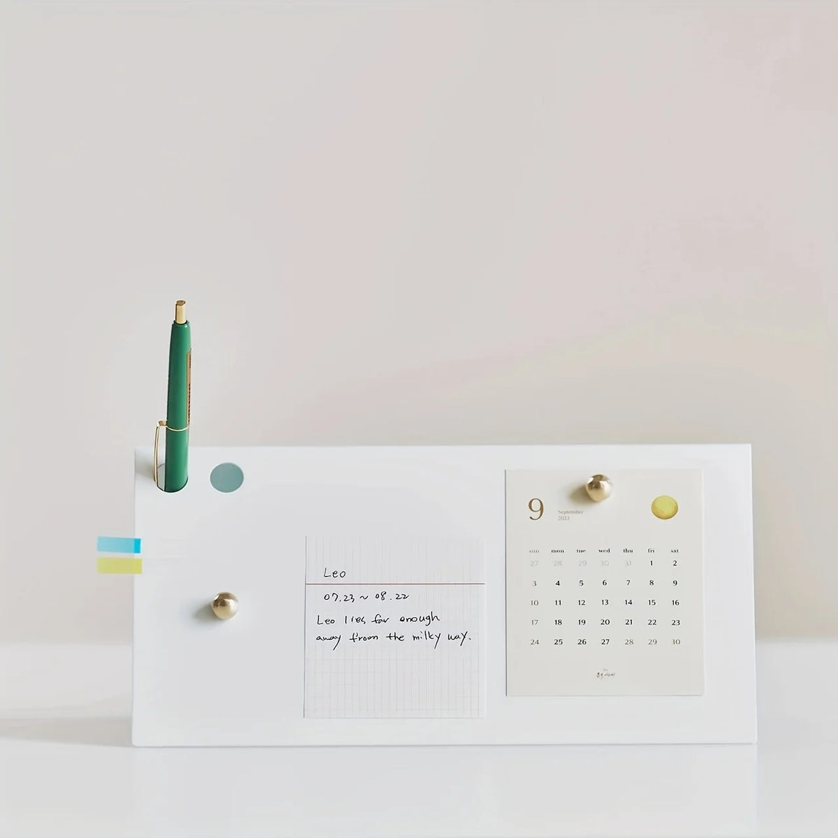 Tableau de messages de bureau blanc et support de téléphone