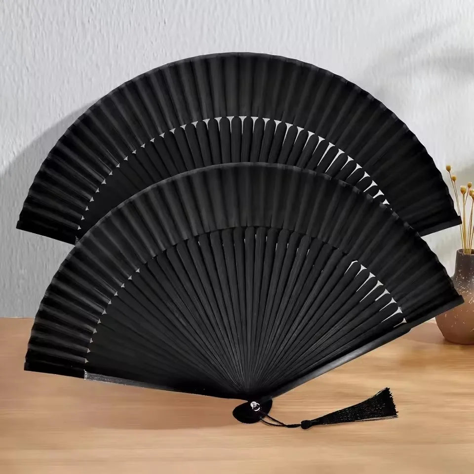 Evantai pliabil din bambus negru, cu ciucure