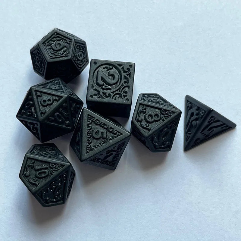 Juego de dados poliédricos negros con 7 piezas