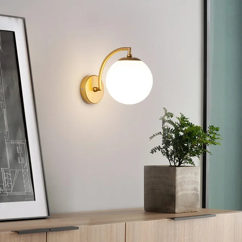 Glazen bolvormige wandlamp in zwart of goud