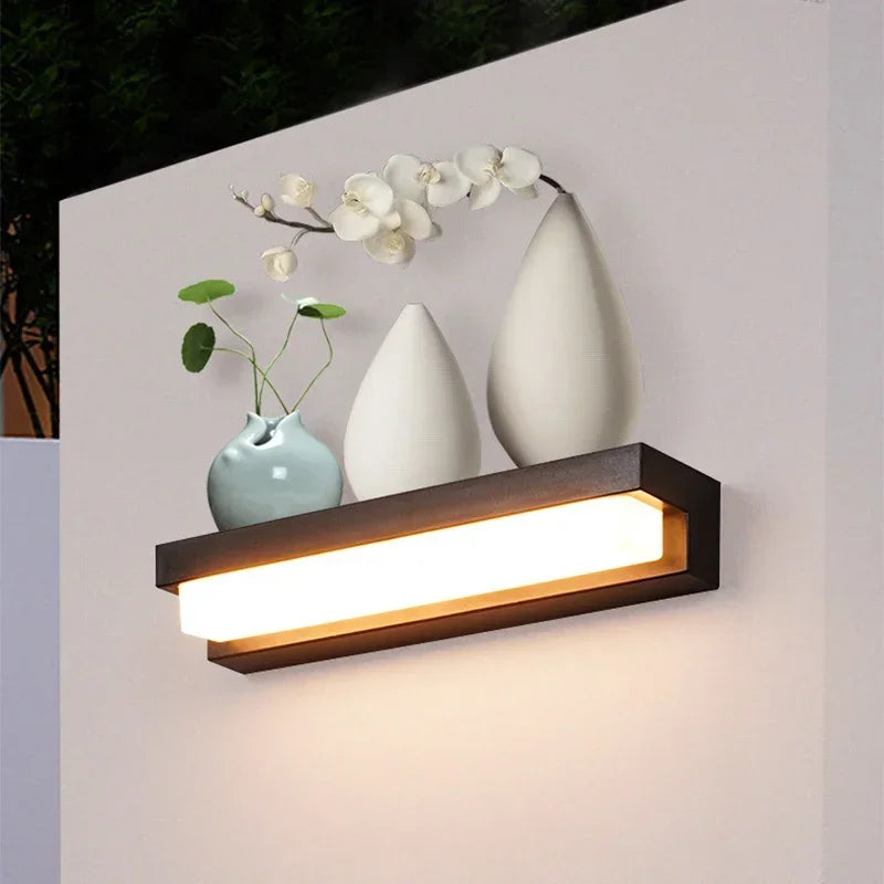 Solarbetriebene LED-Wandleuchte, Optionen in Schwarz oder Silber