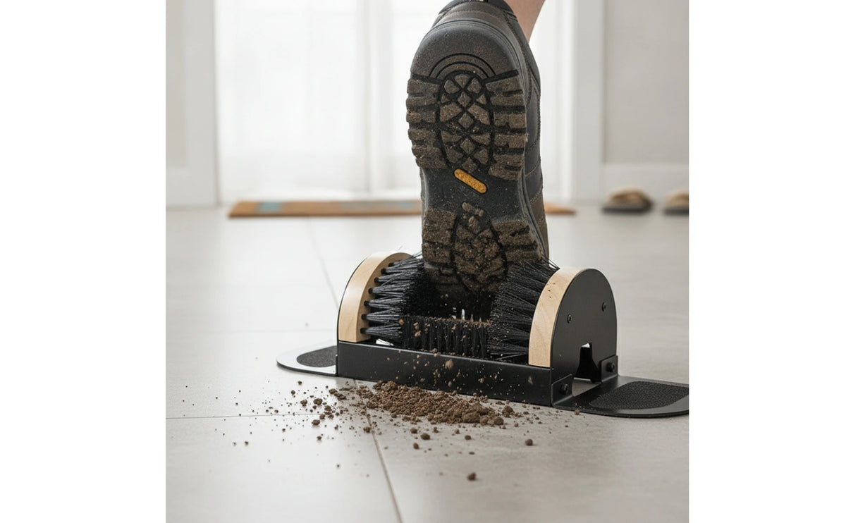 Escova de limpeza de botas com estrutura em madeira e base de metal
