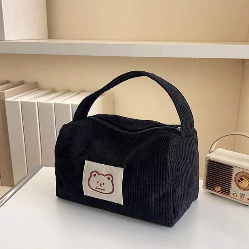 Karhukuosinen meikki- ja hygienialaukku kahvalla