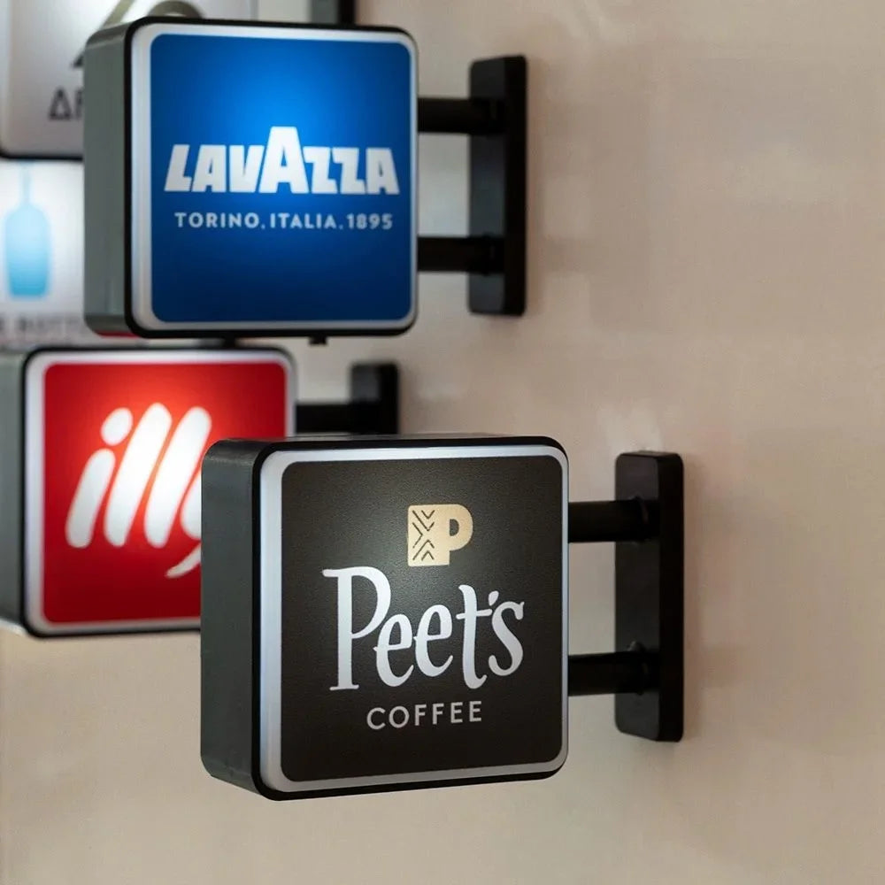 Svetovo klasické kávové značky svetelné nápisy na chladničke kávovar dekor Lavassa káva Illy káva Peet's Coffee