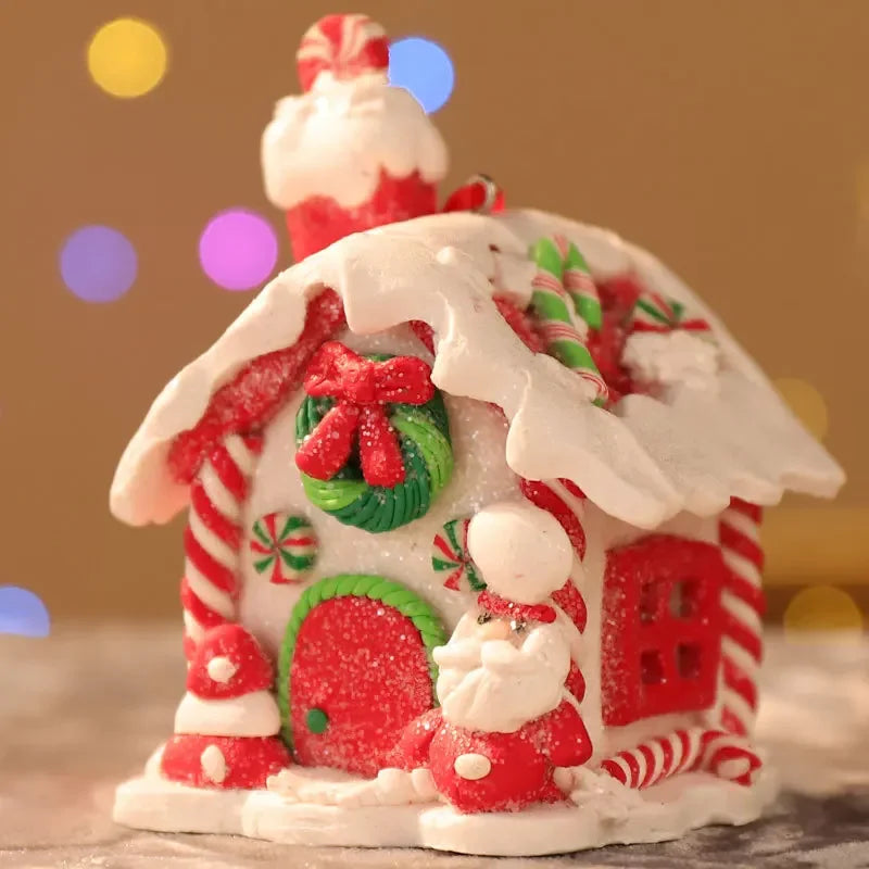 Ornament suspendat în formă de căsuță din turtă dulce, cu LED