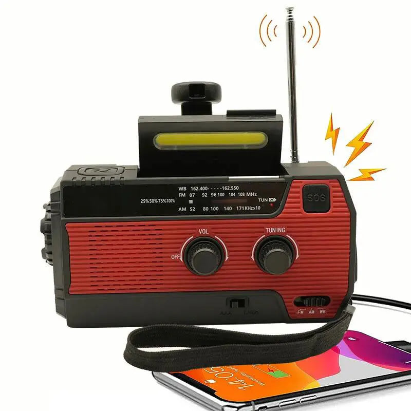 AM/FM rádio so solárnym napájaním a ručným dobíjaním
