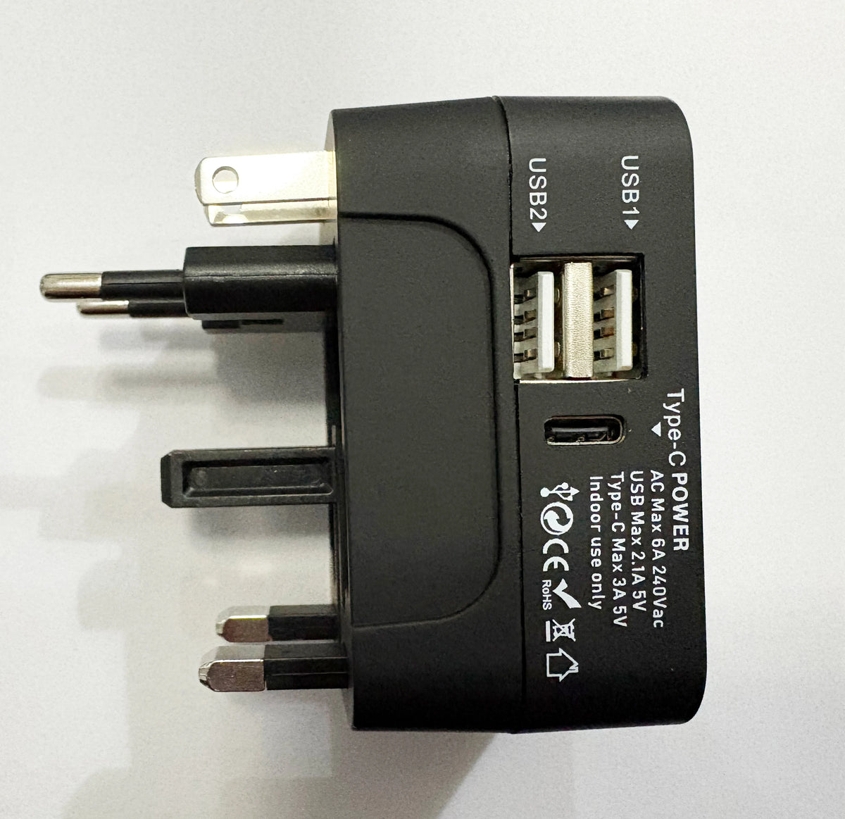 Universeller Reiseadapter mit USB und USB-C