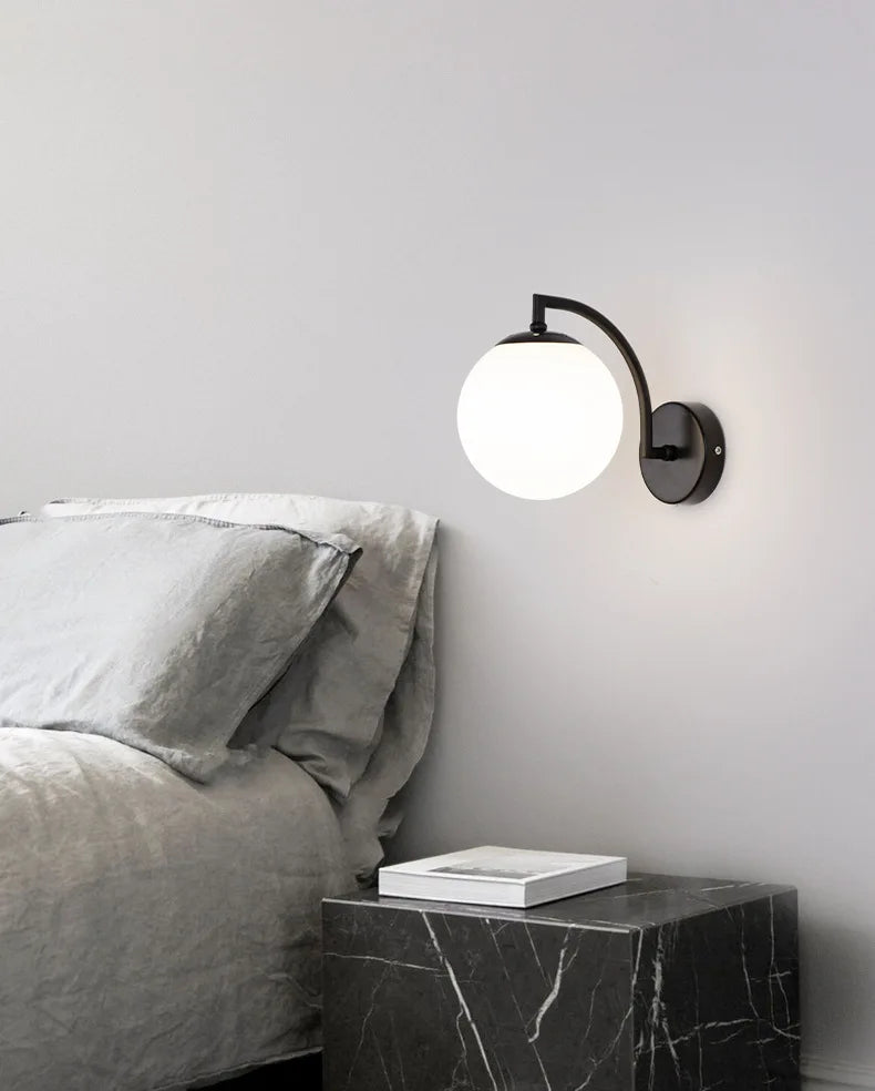 Glazen bolvormige wandlamp in zwart of goud