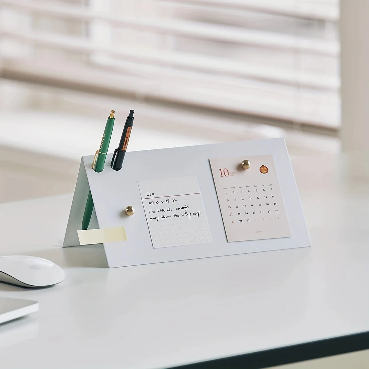 Tableau de messages de bureau blanc et support de téléphone