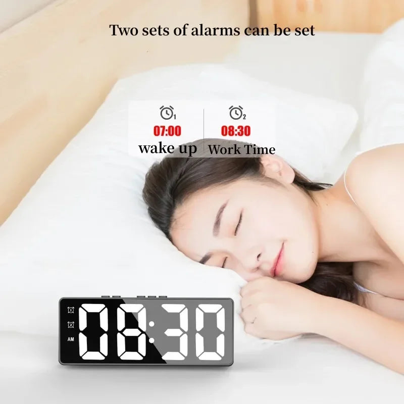 LED-väckarklocka med ljudaktiverad display och snooze-funktion