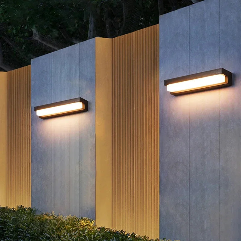 Solarbetriebene LED-Wandleuchte, Optionen in Schwarz oder Silber