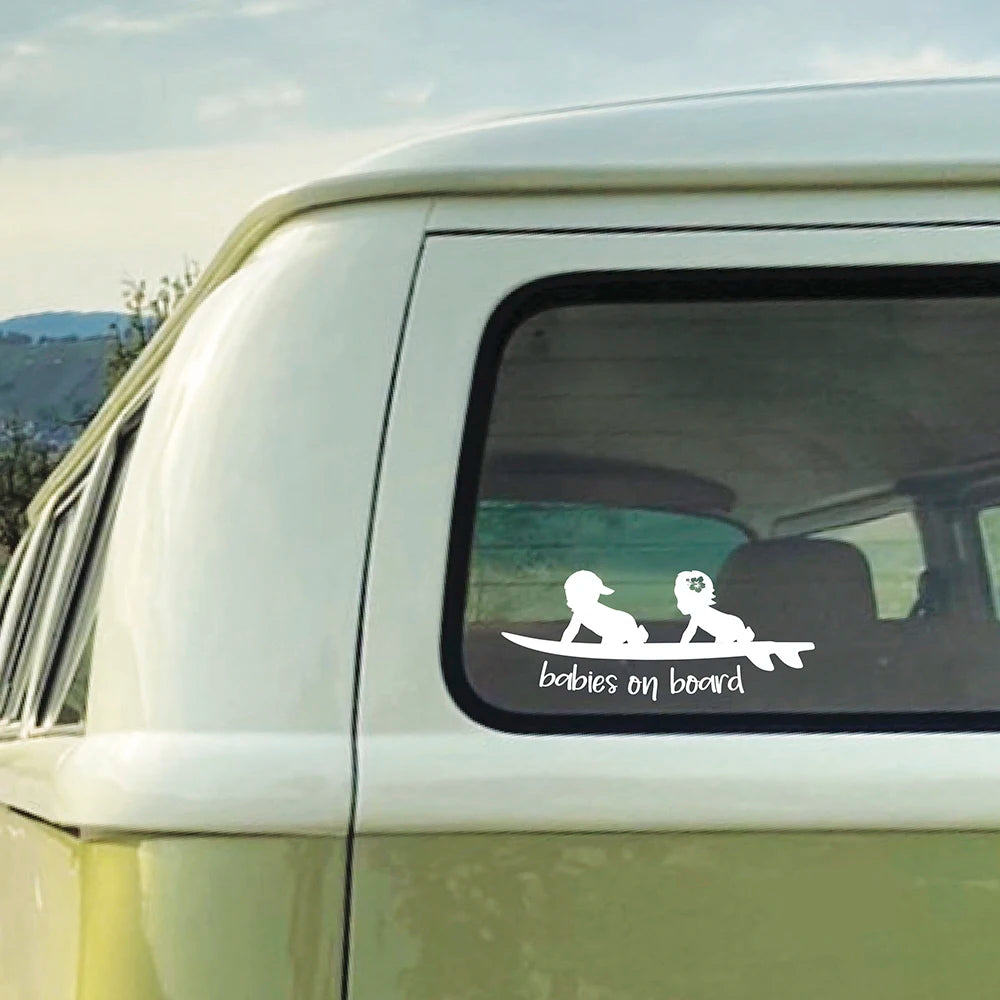 ملصق سيارة أطفال على متن مع لوح أمواج