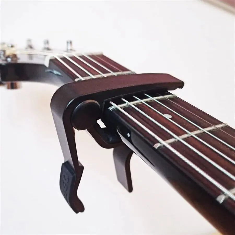 Set di capotasto per chitarra con cinque plettri e supporto