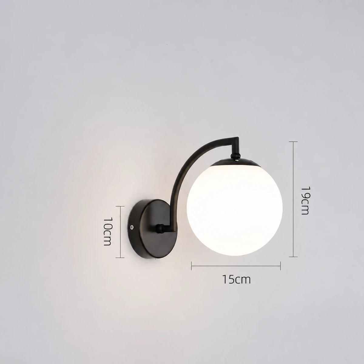 Glazen bolvormige wandlamp in zwart of goud