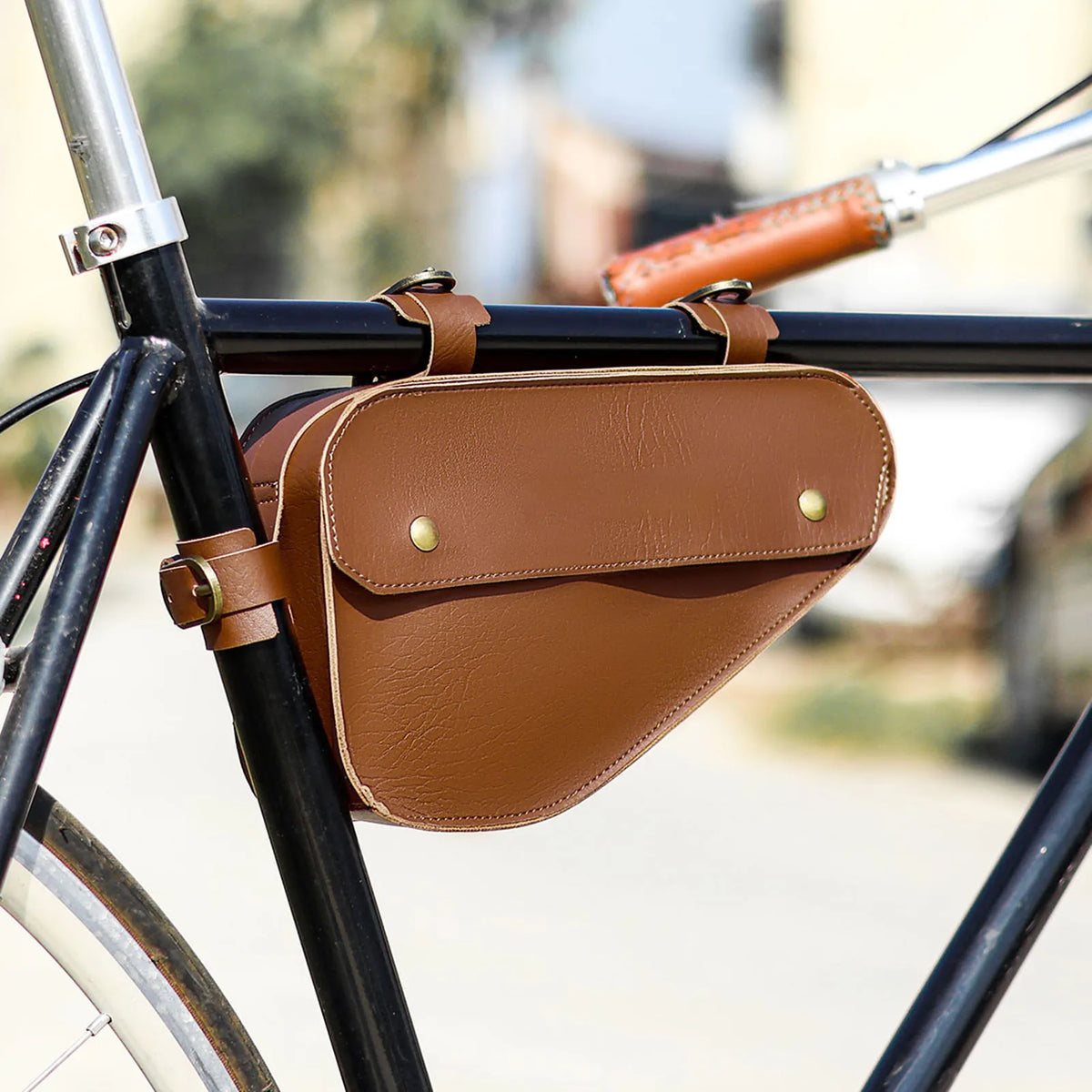 Bolsa estreita para quadro de bicicleta com posições ajustáveis para a correia