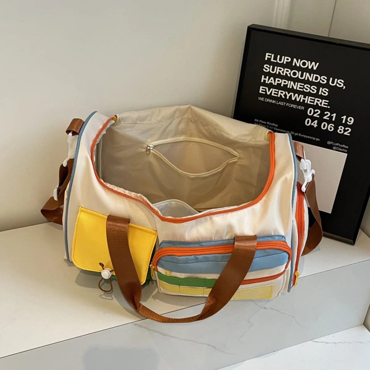 Beigefarbene Reisetasche mit Schuhfach