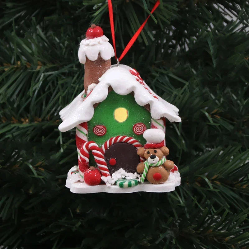 Ornament suspendat în formă de căsuță din turtă dulce, cu LED