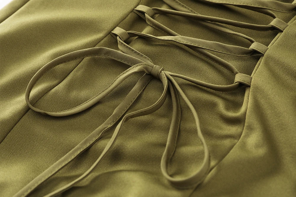 Vestito lungo verde oliva con sciarpa abbinata