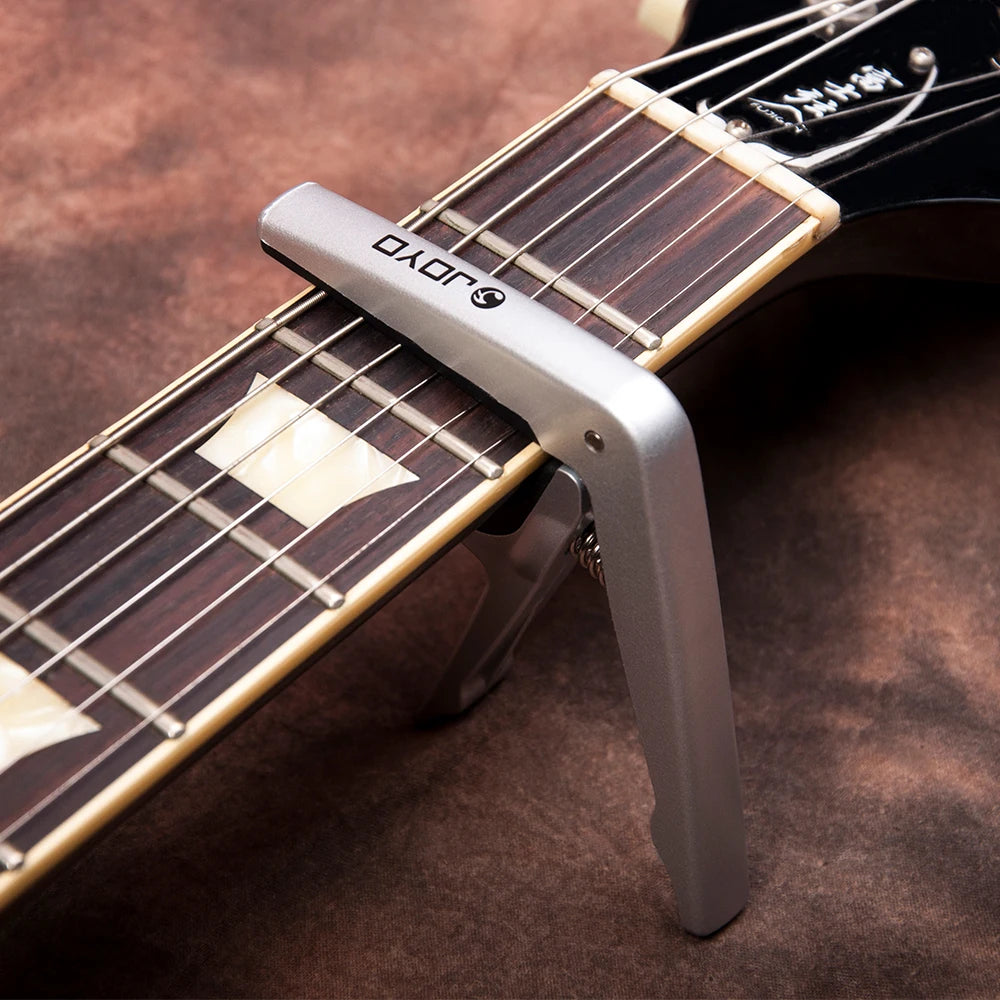 Capo JCP-01 para guitarra acústica e elétrica de seis cordas