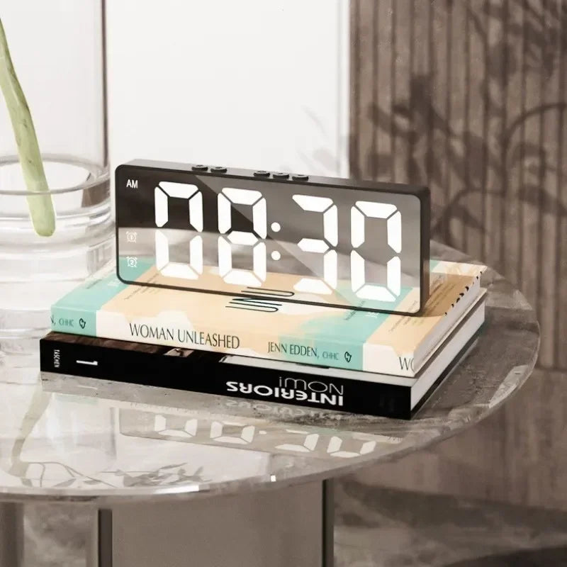 LED-väckarklocka med ljudaktiverad display och snooze-funktion