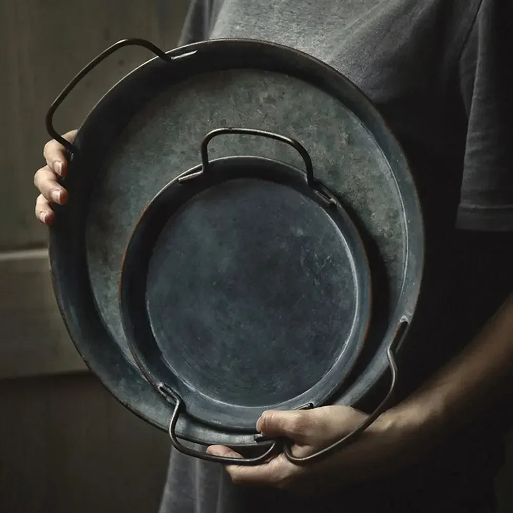 Plate ronde en fer avec poignées pour servir et présenter