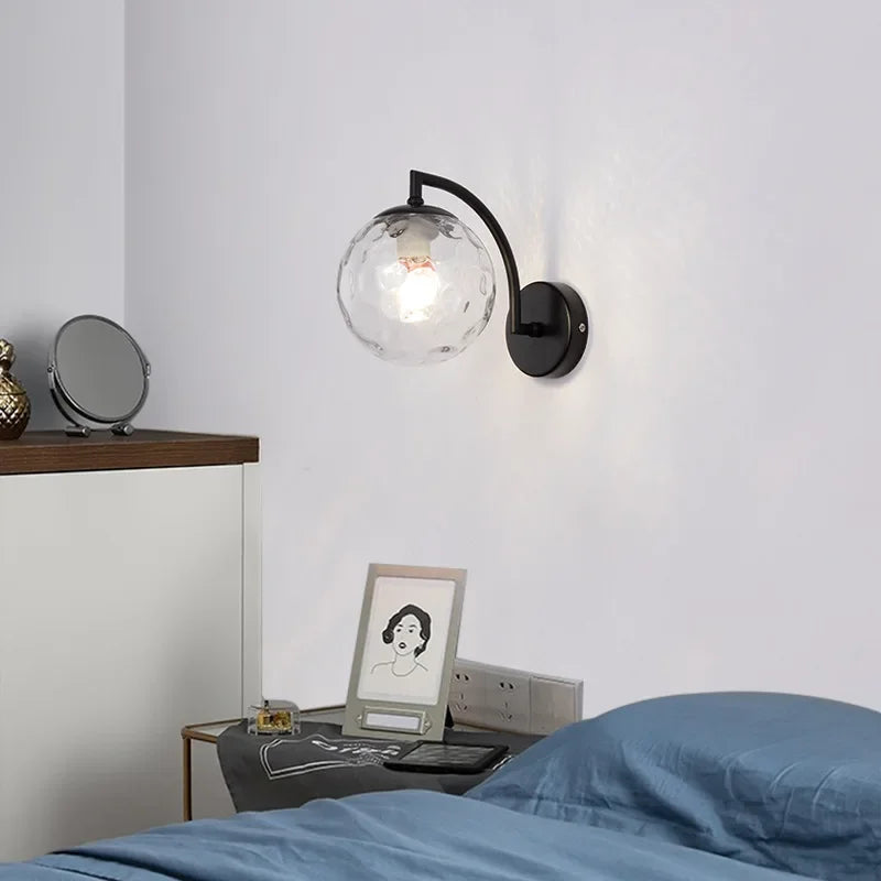 Glazen bolvormige wandlamp in zwart of goud