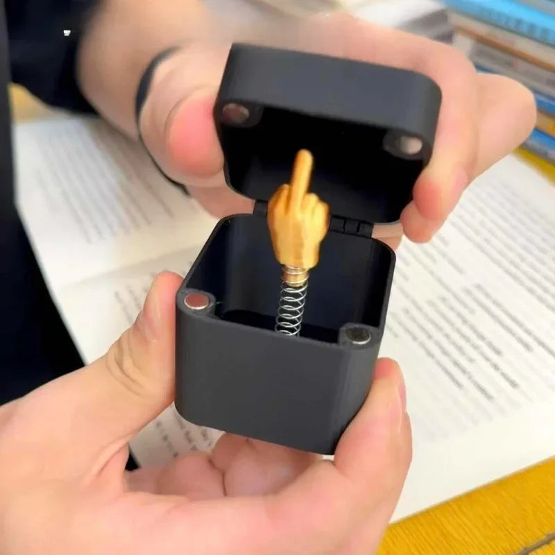 Kreative Geschenkbox mit aufklappbarem Mittelfinger