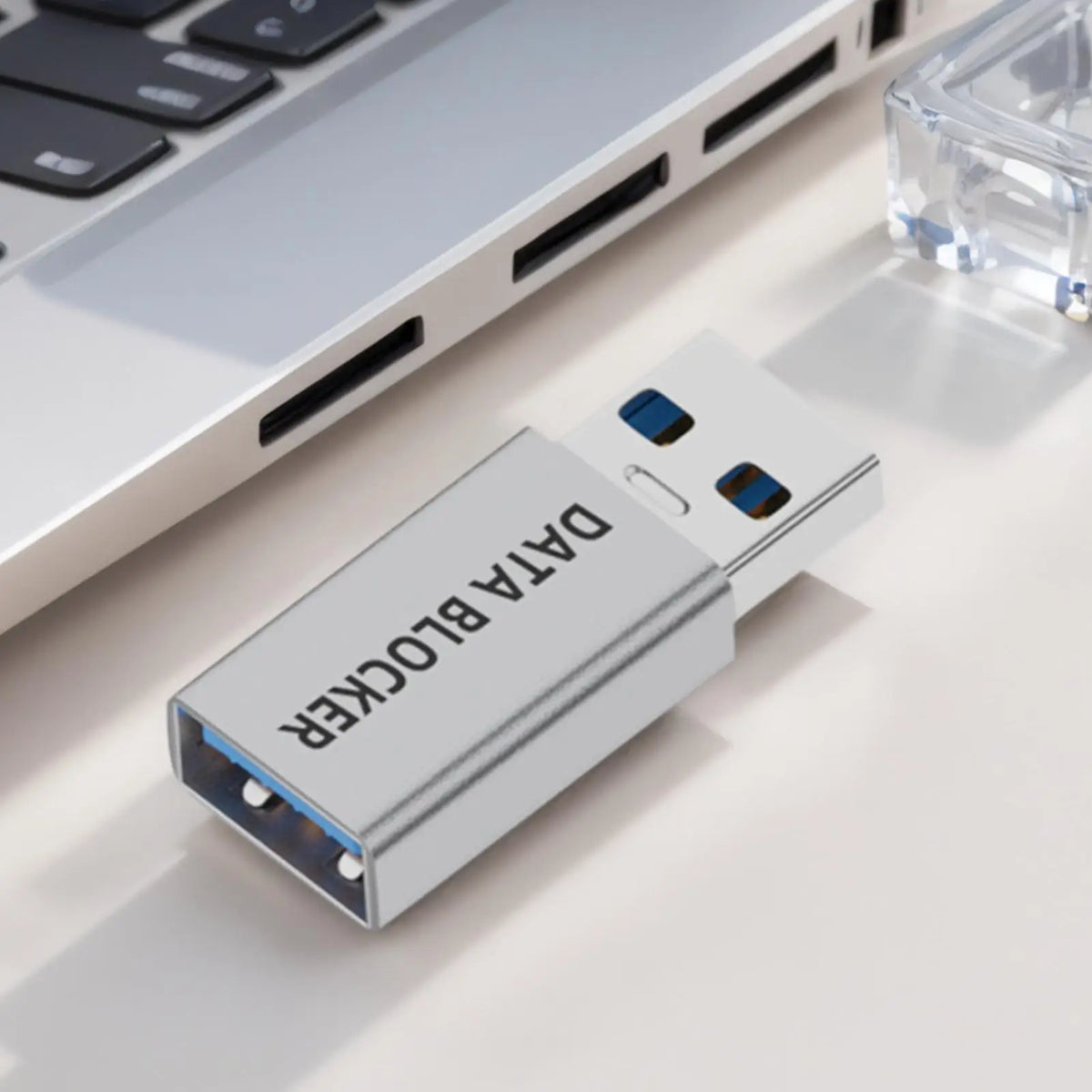 Adaptor USB pentru blocare de date la încărcare