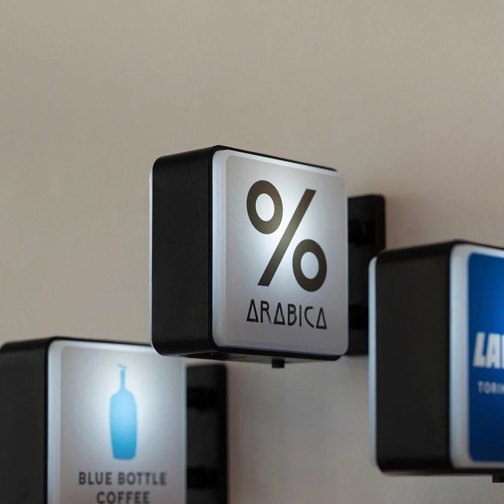 Svetovo klasické kávové značky svetelné nápisy na chladničke kávovar dekor Lavassa káva Illy káva Peet's Coffee