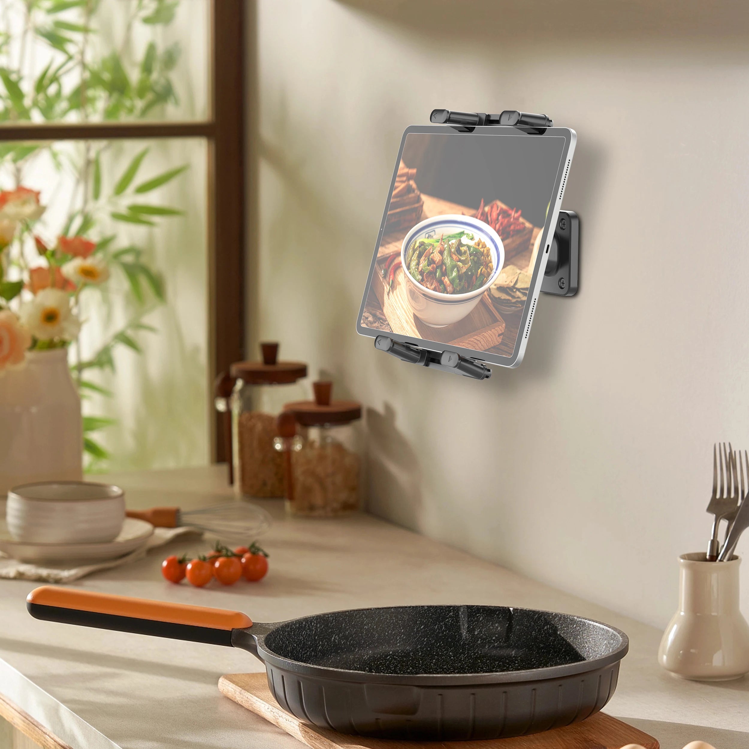Nástěnný držák na tablet, otočný o 360°, pevná základna, kuchyňský nástěnný držák kompatibilní s iPad/iPhone/všechny 4,7-15 palců
