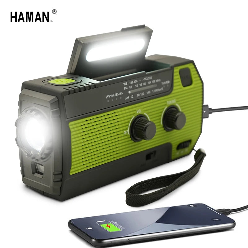 AM/FM rádio so solárnym napájaním a ručným dobíjaním
