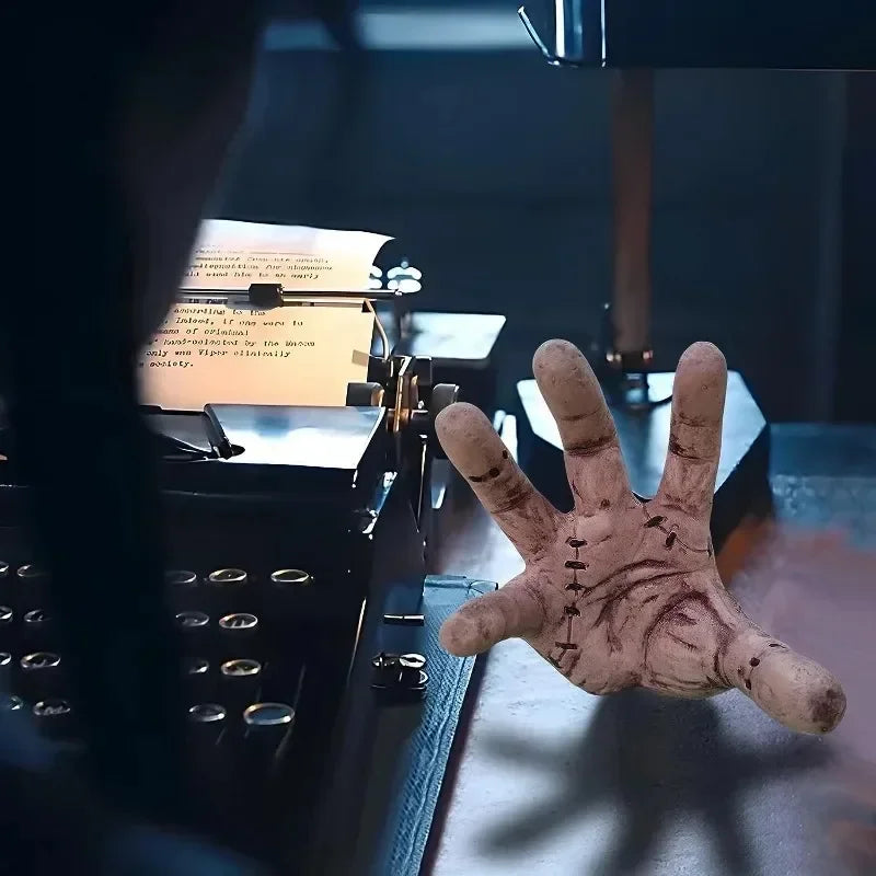 Creepy Thing Hand Skräckrekvisita – Halloween Dekoration för Skrivbord och Fest