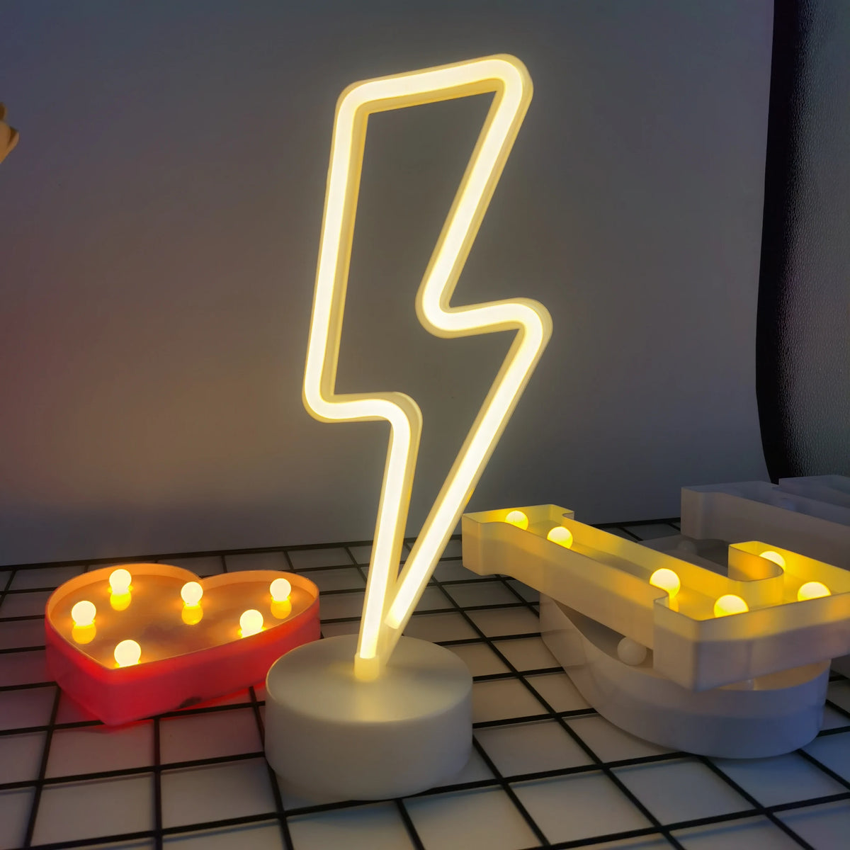 Luz decorativa LED em forma de raio, alimentada por USB ou pilhas AA