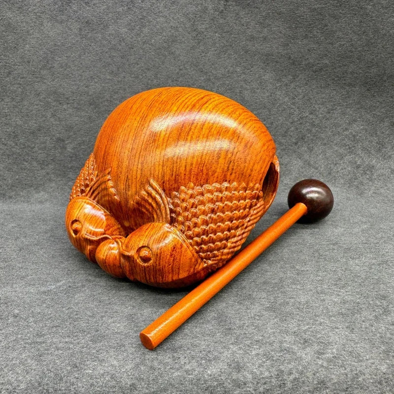 Pequeño instrumento de percusión de pez de madera
