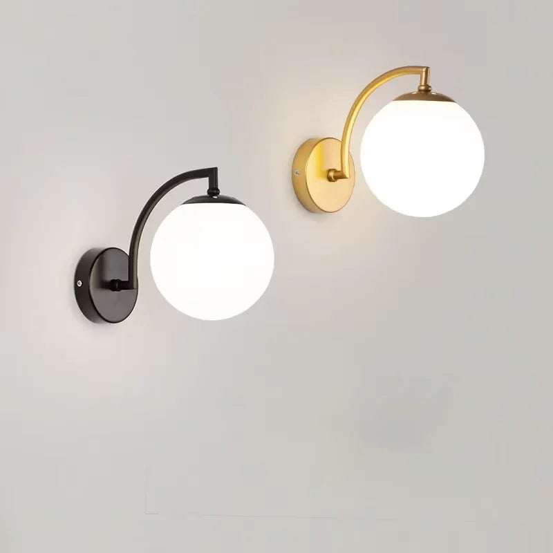 Glazen bolvormige wandlamp in zwart of goud