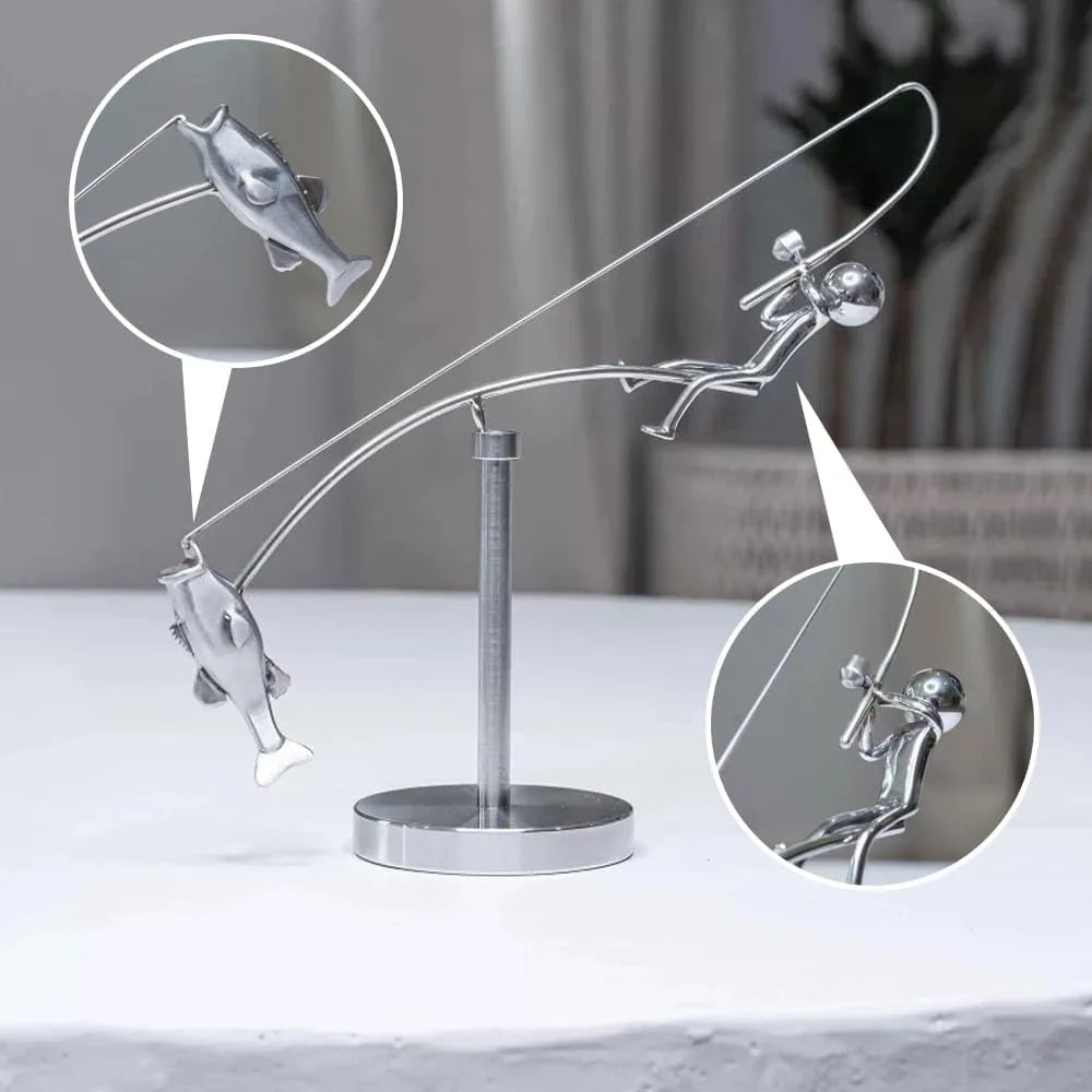 Metallbalancierende Fischer-Schreibtischskulptur