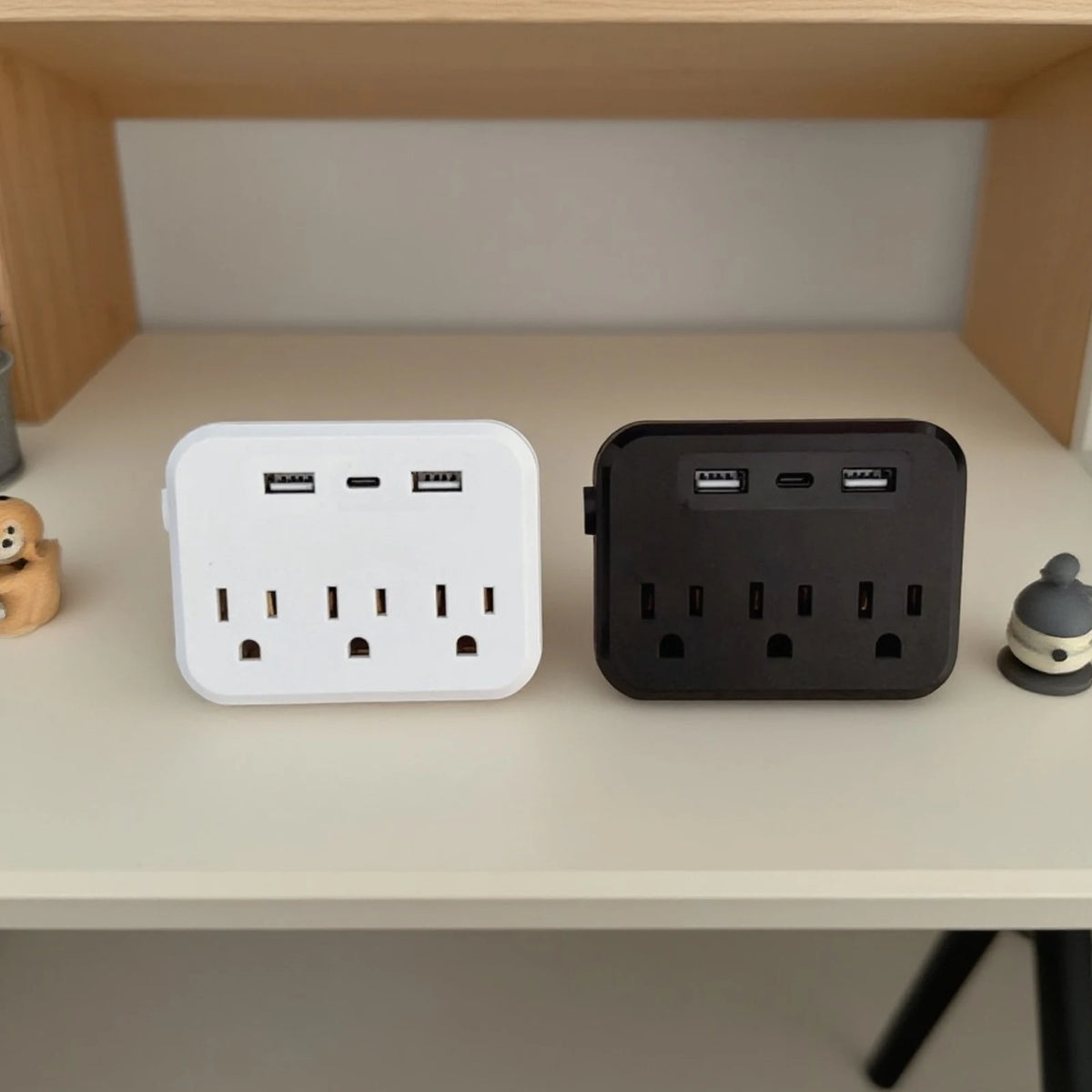 Razširjevalnik ameriške vtičnice z vhodi USB in USB-C