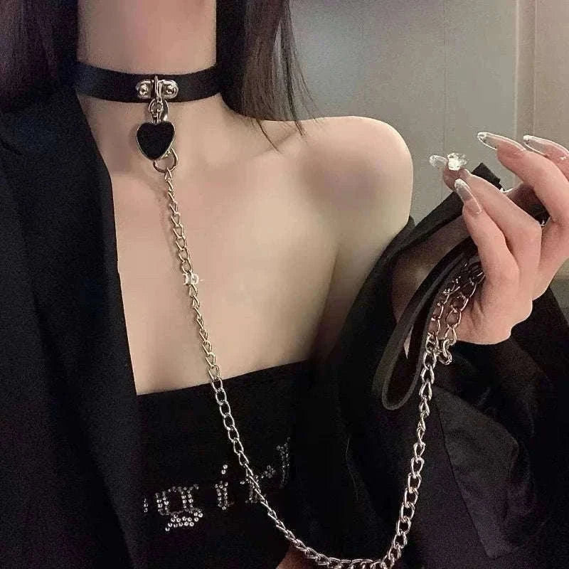 Gothic PU Leather Collar with Heart Pendant and Leash-Leash black