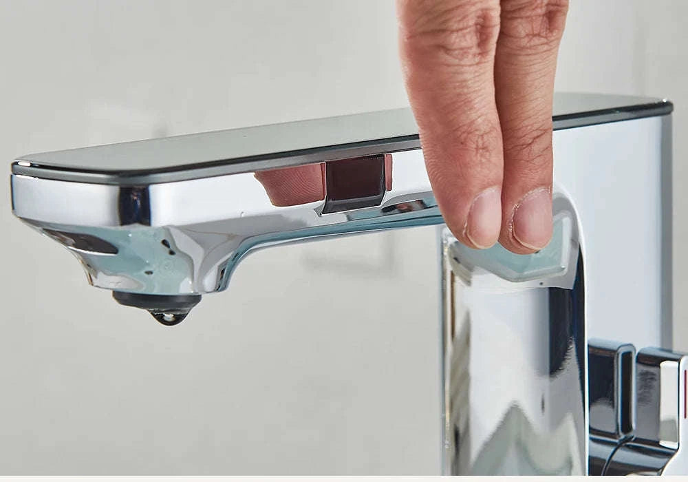 Touchless Sensor Basin Faucet with Smart Display-Chrome Basin Faucet / United States