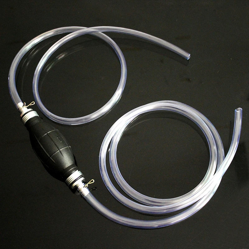 Pompa manuale per il trasferimento di liquidi con tubi di aspirazione e mandata