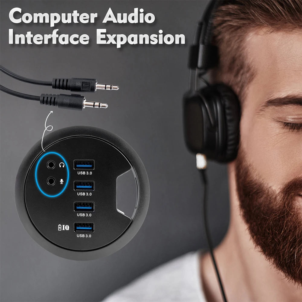 Rozbočovač USB 3.0 zabudovaný v stole s audio portmi a napájacím adaptérom