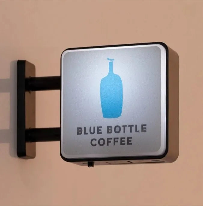 Svetovo klasické kávové značky svetelné nápisy na chladničke kávovar dekor Lavassa káva Illy káva Peet's Coffee