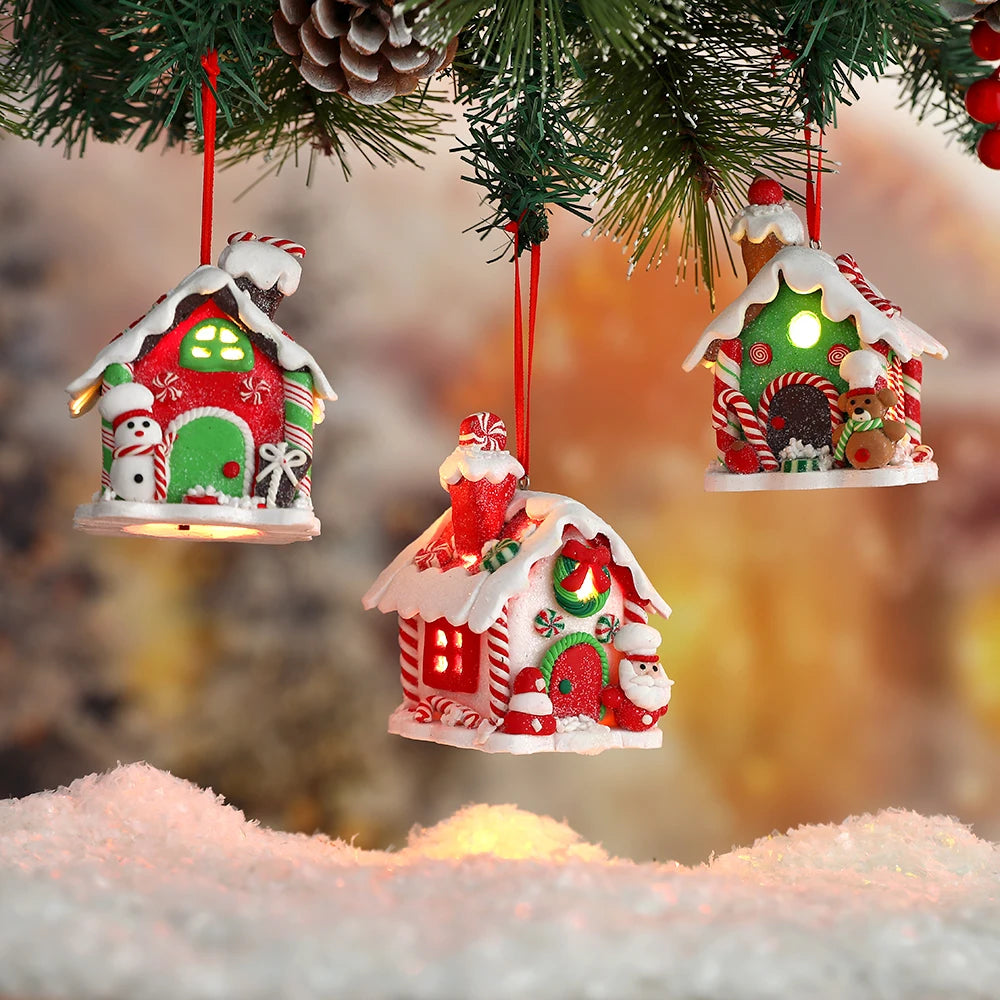 Ornament suspendat în formă de căsuță din turtă dulce, cu LED