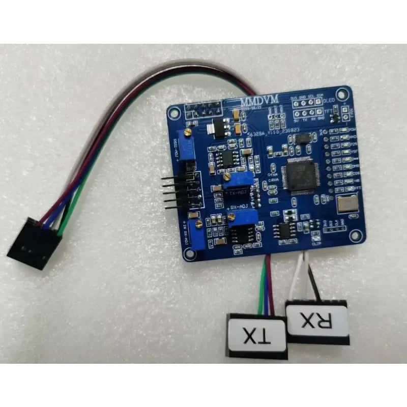 MMDVM-digitaalinen äänimodemi-lauta datakaapelin kanssa