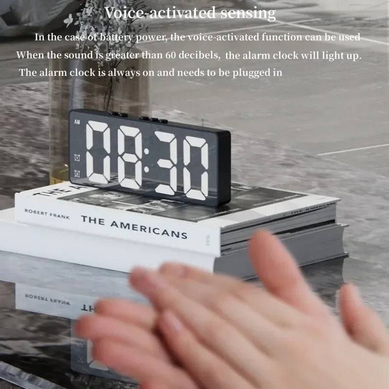 LED-väckarklocka med ljudaktiverad display och snooze-funktion