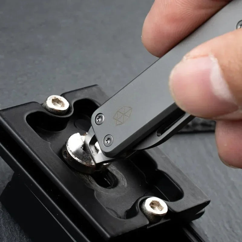 Compact Folding Utility Knife
