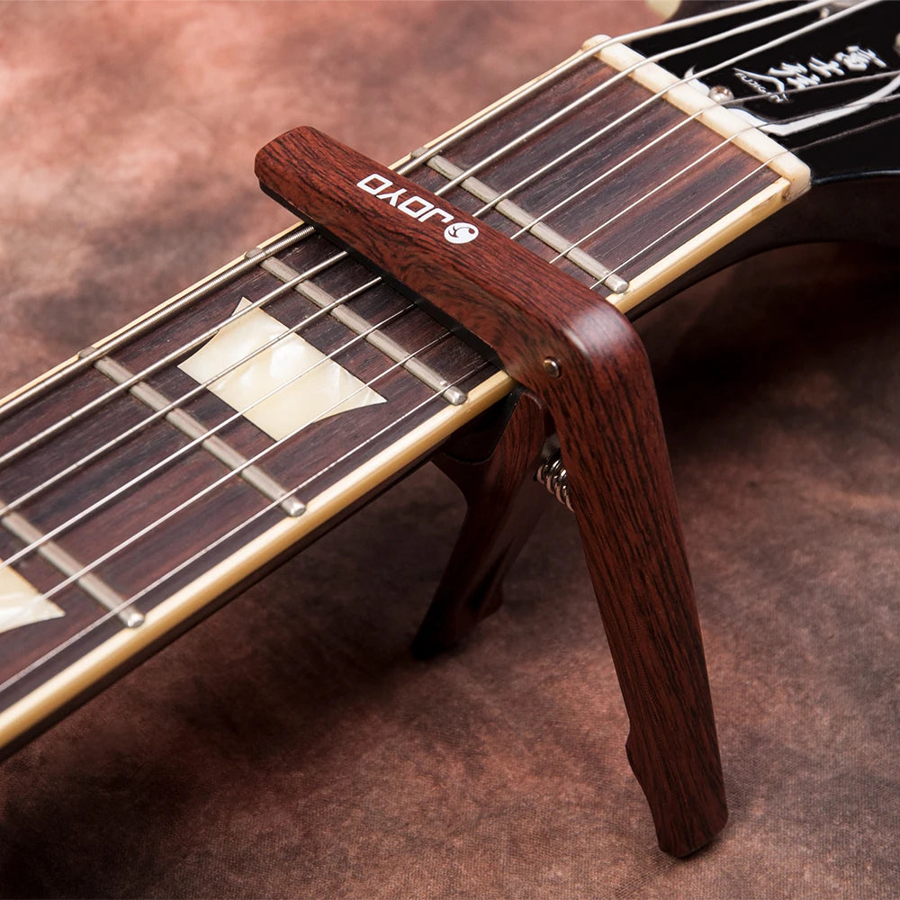 Capo JCP-01 para guitarra acústica e elétrica de seis cordas